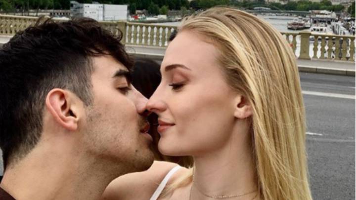Luego de que la pareja de recién casados se casó por segunda vez en París, hicieron las maletas y fueron a disfrutar de su amor en su luna de miel en las Islas Maldivas.
