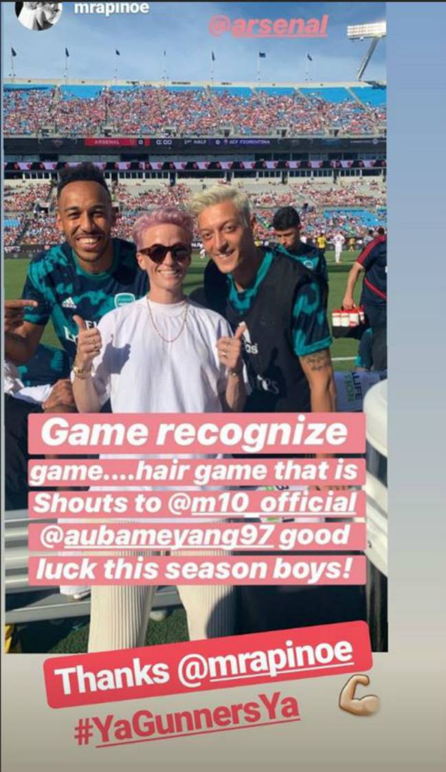 Özil posa junto a Rapinoe