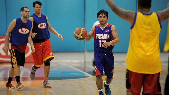 Manny Pacquiao jugando basketball