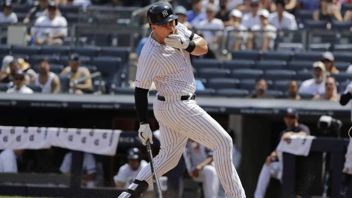 Luke Voit tras golpe de pelota