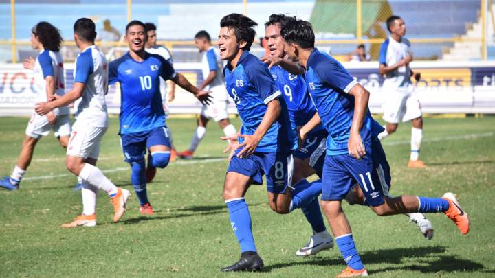 El Salvador festejando anotación