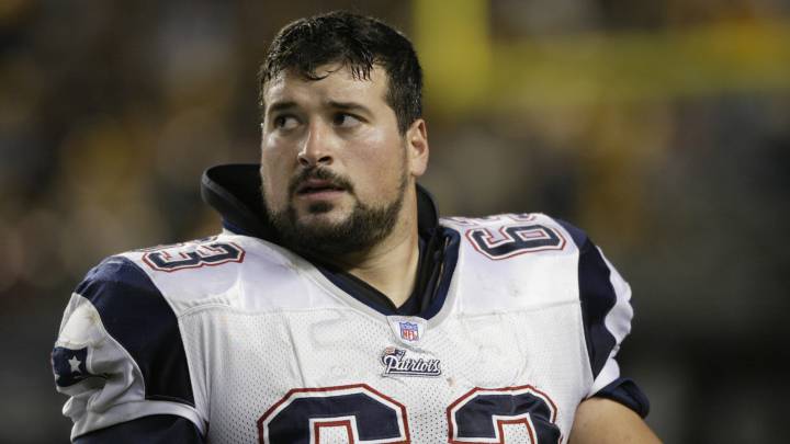 Ex campeón NFL se gradúa tras sobrevivir al cáncer
