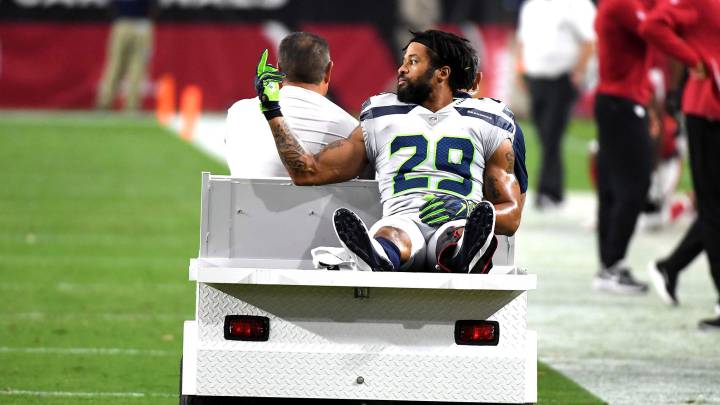 Earl Thomas hace señal obscena a Earl Thomas