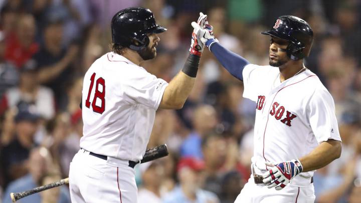 Xander Bogaerts y Mitch Moreland con los Red Sox