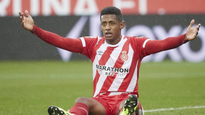 El futbolista hondureño se retiró por una lesión muscular en el encuentro de pretemporada entre Girona y Leeds United.