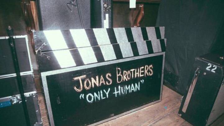 Los Jonas Brothers que regresaron con todo este año fueron vistos en Manhattan grabando el nuevo video de su canción Only Human del álbum Happiness Begins.