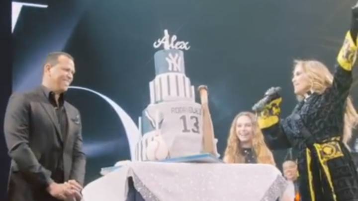La cantante y actriz recién celebró sus 50 años de vida eñ 24 de julio, pero ahora le tocó festejar a su amado ARod en pleno concierto en Miami.