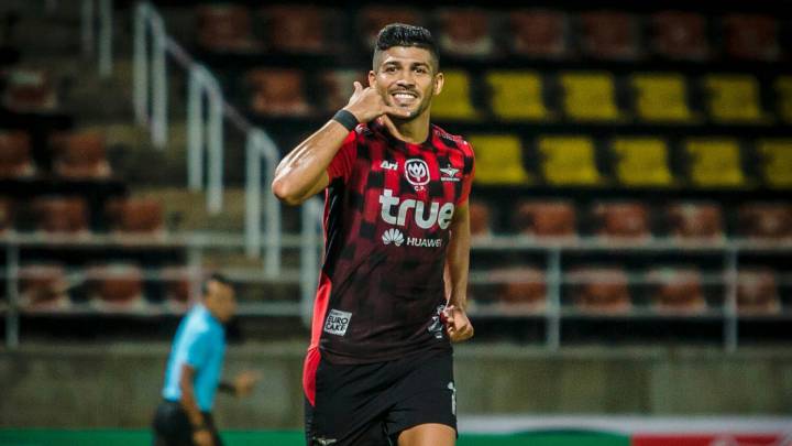 El futbolista salvadoreño marcó en los últimos minutos para que su equipo empatara en casa ante el Nakkon Ratchasima.