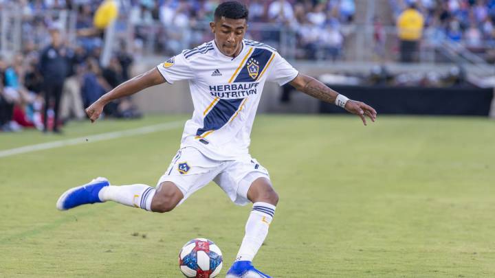 El Director Deportivo de la FMF, visitó el entrenamiento de LA Galaxy para tratar de convencer a Julián Araujo de jugar con la Selección Mexicana.