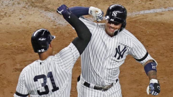 Aaron Hicks y Gleyber Torres con los Yankees