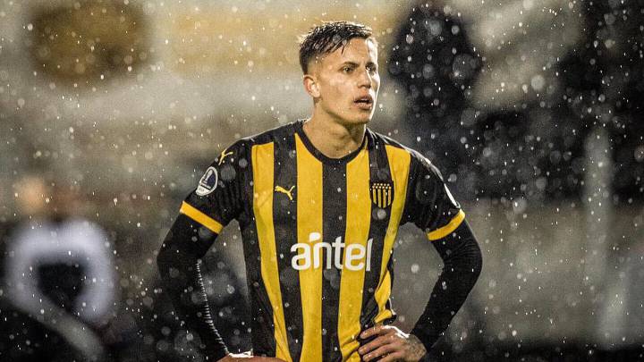 El futbolista uruguayo de apenas 19 años, Brian Rodríguez, estampó la firma en el contrato que lo vincula con LAFC de la MLS.