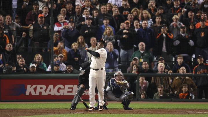 Barry Bonds conecta cuadrangular número 756.