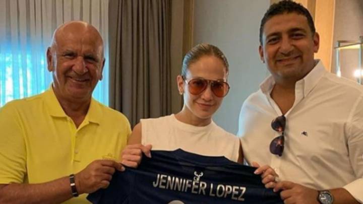 La cantante se presentó en Turquía por el It's My Party Tour y el equipo de futbol Antalyaspor aprovechó su presencia en el país para ficharla a su club.