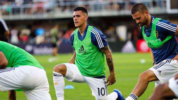 Pavón calentando con LA Galaxy previo al juego ante DC United