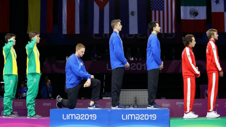 Luego de ganar la medalla de oro en esgrima, el atleta estadounidense, Race Imboden, se arrodilló mientras sonaba el himno nacional de su país, en señal de protesta.