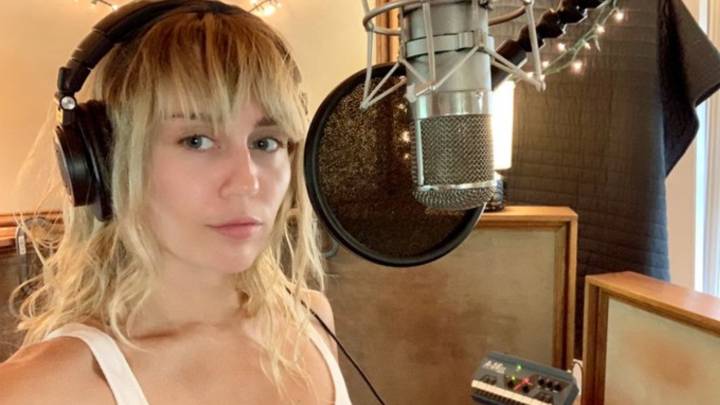 Luego de que se oficializó la separación de la expareja, la cantante sigue con su vida normal, pues compartió una foto en el estudio de música.