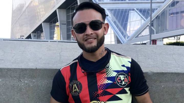En el partido entre ‘The Five Stripes’ y las Águilas, un asistente llamó poderosamente la atención por su playera con diseño de ambos equipos