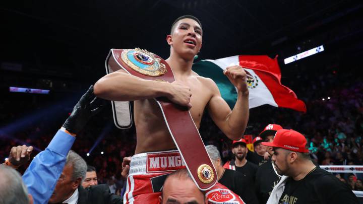 Jaime Munguía en pelea de box