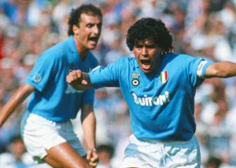 Maradona jugó en una cancha de lodo para ayudar a un niño