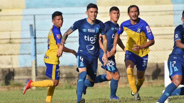 Durante el encuentro entre Alianza y Jocoro FC de la Liga de El Salvador, el árbitro central negó la entrada de las asistencias a un jugador lesionado.