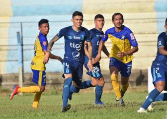 Insólito: Jugador sacó cargando a su compañero lesionado