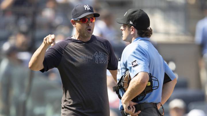 Aaron Boone discute con umpire de la MLB
