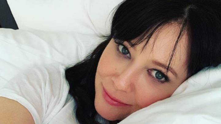 La actriz de Beverly Hills 90210, de 48 años, habló con la revista People sobre cómo es su vida ahora que enfrentó el cáncer de mama.