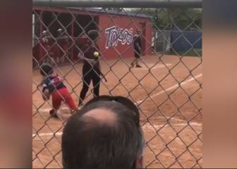Recibe un pelotazo del catcher y después hace tremendo golpe