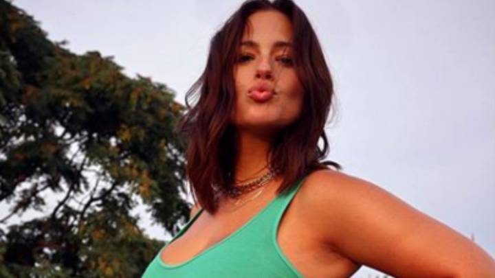 La modelo anunció su embarazo el pasado miércoles 14 de agosto y ahora compartió una foto de su cuerpo desnudo con estrías, lo cual fue aplaudido en redes sociales.