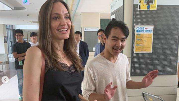 En 2002 Angelina adoptó a Maddox cuando tenía 4 años, pero el tiempo pasó y ya es todo un hombre de 18 años que dejó su casa para ir a la universidad.