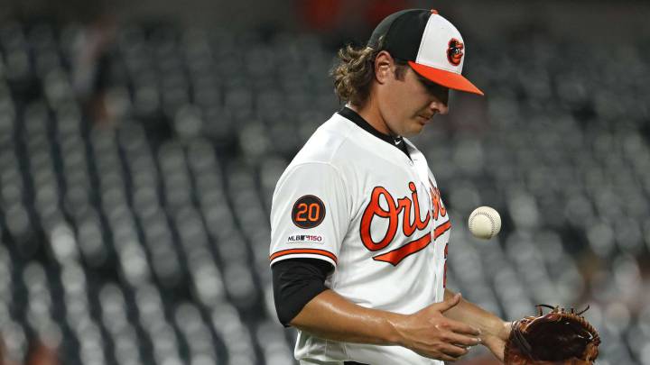 Asher Wojciechowski en partido de los Orioles