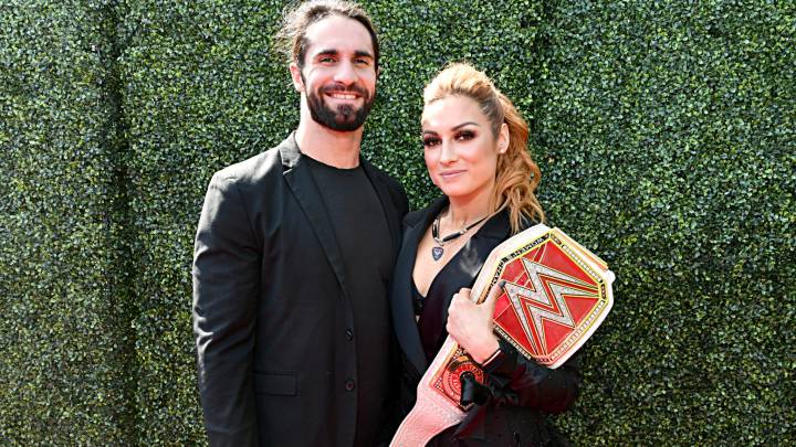 Seth Rollins le da el anillo a Becky Lynch y se van a casar