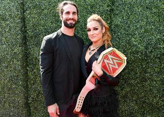 Seth Rollins le da el anillo a Becky Lynch y se van a casar