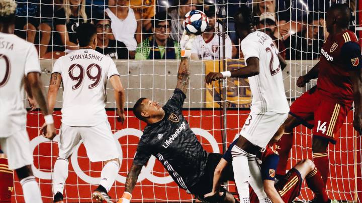 El arquero de Real Salt Lake hizo una increíble atajada que de inmediato pinta para ser una de las mejores de la temporada en la MLS.