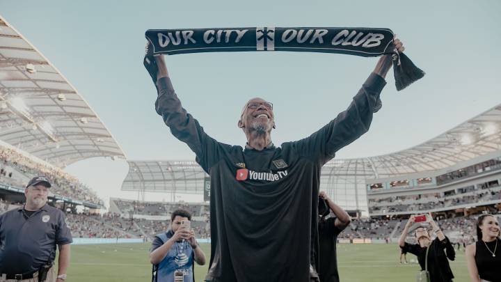 El histórico basquetbolista de los Lakers de Los Ángeles se dio cita en el Banc Of California Stadium para presenciar El Tráfico entre LAFC y LA Galaxy.