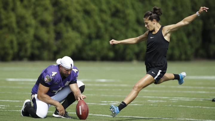 La campeona del mundo con la Selección de los Estados Unidos, confirmó que recibió ofertas de la NFL para que se convierta en la primera mujer en esta liga.