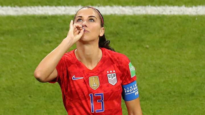 La jugadora estadounidense fue criticada después de celebrar de esta manera ante Inglaterra en la Copa del Mundo; ahora volvió a ejecutar este festejo