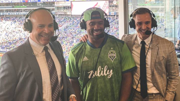 La gimnasta y el jugador de la NFL estuvieron presentes en el CenturyLink Field durante el encuentro de la MLS entre Seattle Sounders y Los Ángeles Galaxy.