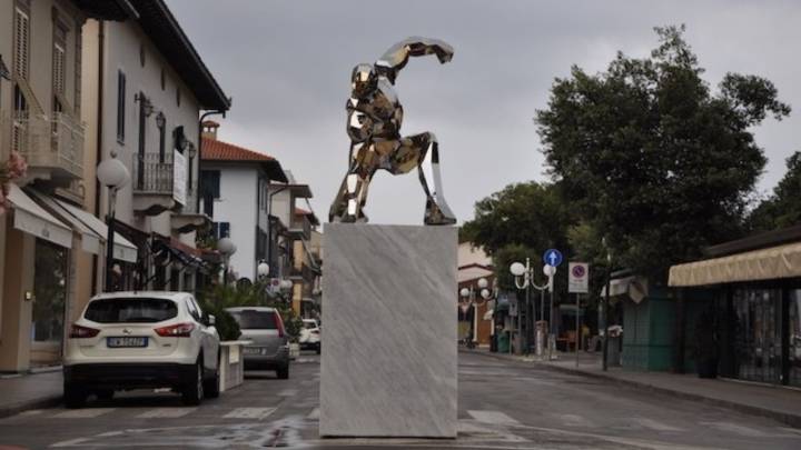 El artista Daniel Basso, fue el encargado de diseñar la figura de Iron Man que montaron en la ciudad de Forte del Marte, en Italia.