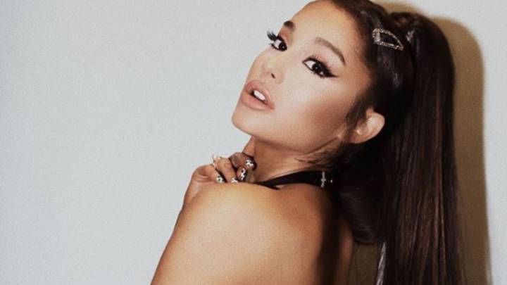 La cantante de Thank U Next, afirma que la compañía utilizó su imagen sin permiso, asó como su música para promover una nueva línea de maquillaje.
