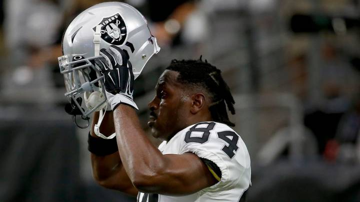 Antonio Brown, suspendido con Oakland Raiders tras pleito