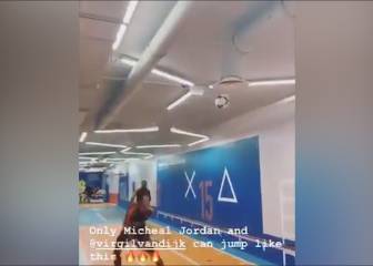Van Dijk muestra su habilidad en el juego aereo con holanda