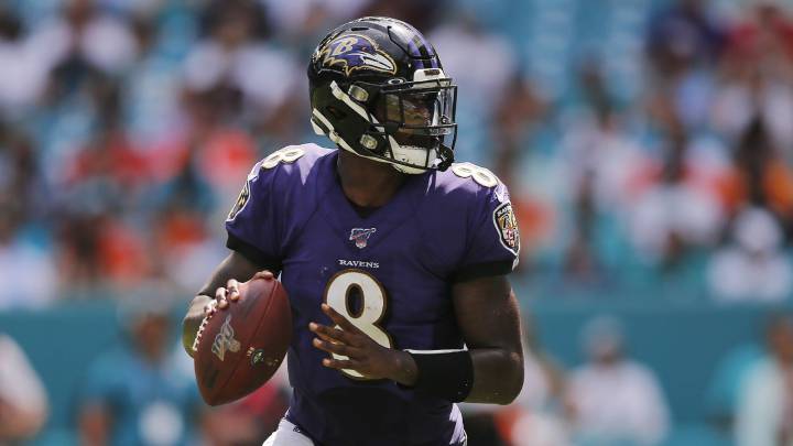 Lamar Jackson con Ravens frente a Dolphins