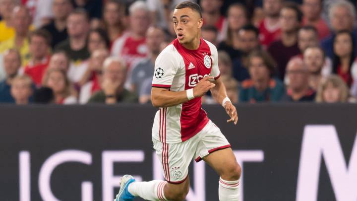 A pesar de ya haber debutado oficialmente con el Ajax, el cuadro holandés hizo oficial el ascenso del lateral de la Selección Estadounidense a su primer equipo.