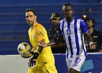 Claudio Bravo regaló su playera a joven jugador hondureño