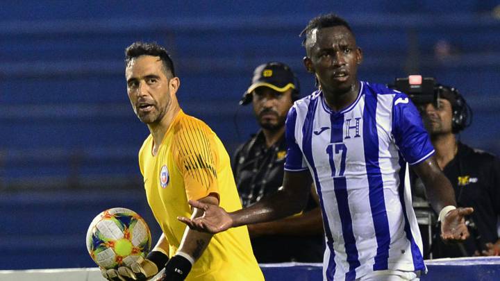 El portero sudamericano, quien actualmente milita en el Manchester City, tuvo un gesto que siempre será recordado por el mediocampista catracho