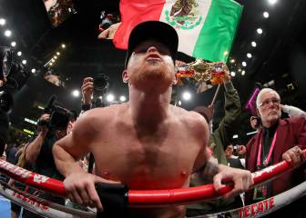 Canelo presume lujoso cinturón de campeón en redes