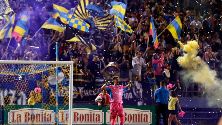 Llueven billetes en un partido de la USL de Las Vegas Lights