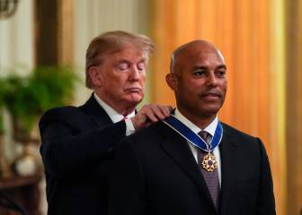 Mariano Rivera recibe medalla de las manos de Donald Trump