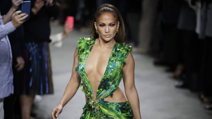 Jennifer López luce un gran escote en el Milan Fashion Week